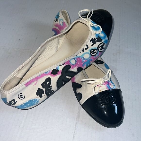 CHANEL BLACK WHITE & PURPLE CANVAS ALMOND TOE GRAPHIC BOW BALLET FLATS SIZE 10.5 - Picture 11 of 12